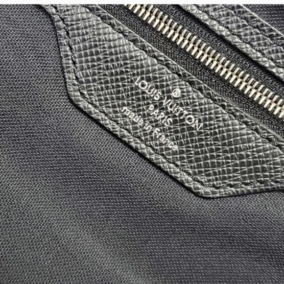 Authentic LOUIS VUITTON Taiga Leather Igor Briefcase - Ardoise Black - Picture 13 of 14